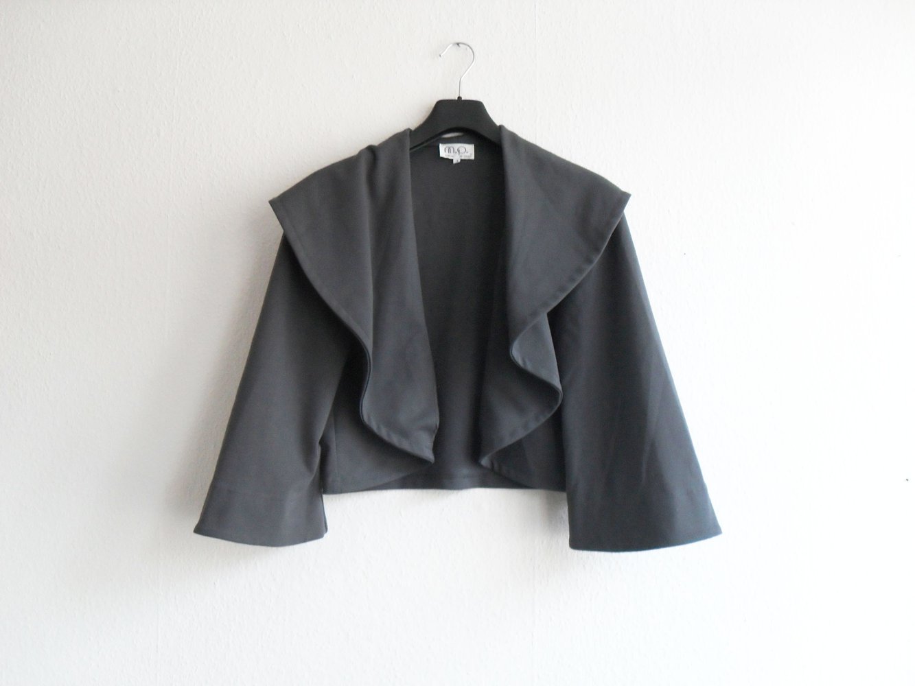 Postapokalyptisches Kurzjäckchen Gr. onesize anthrazit riesiger Kragen Cardigan