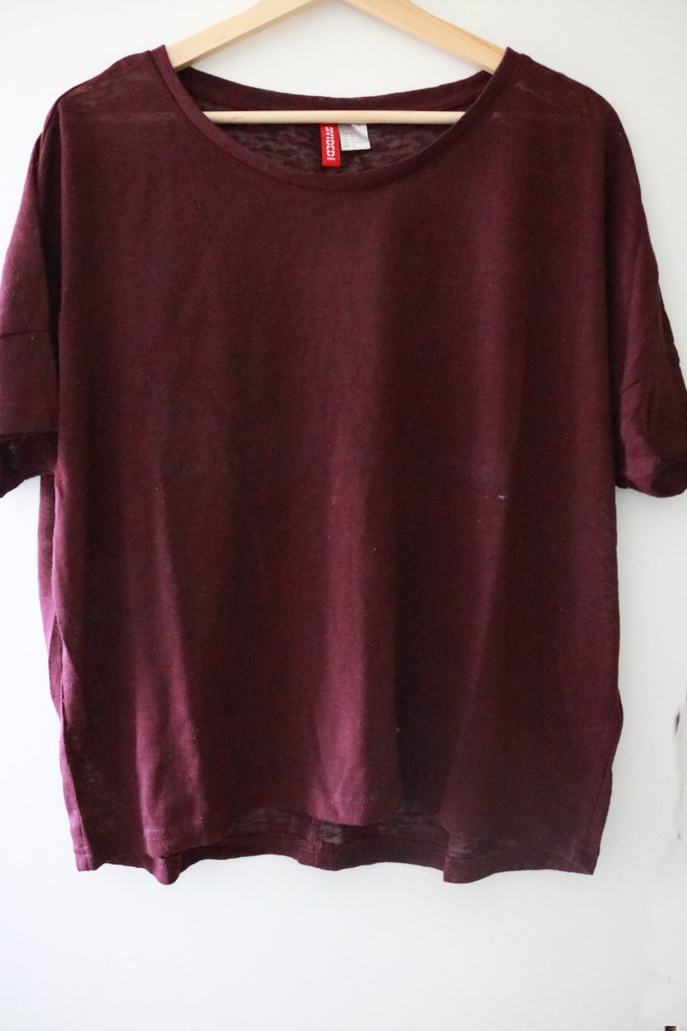 Bordeaux rotes Oberteil mit lockerem Schnitt