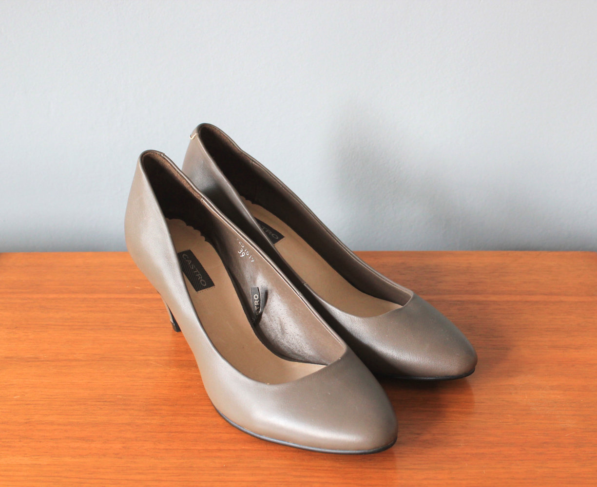 Hellgraue Pumps von „Castro“ im 50er-Look