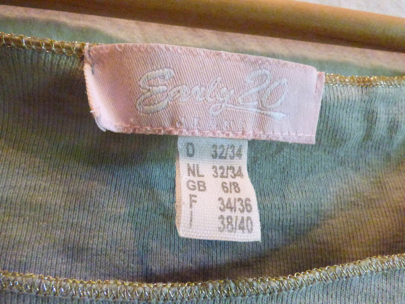 Hellblaues Shirt mit Goldrand