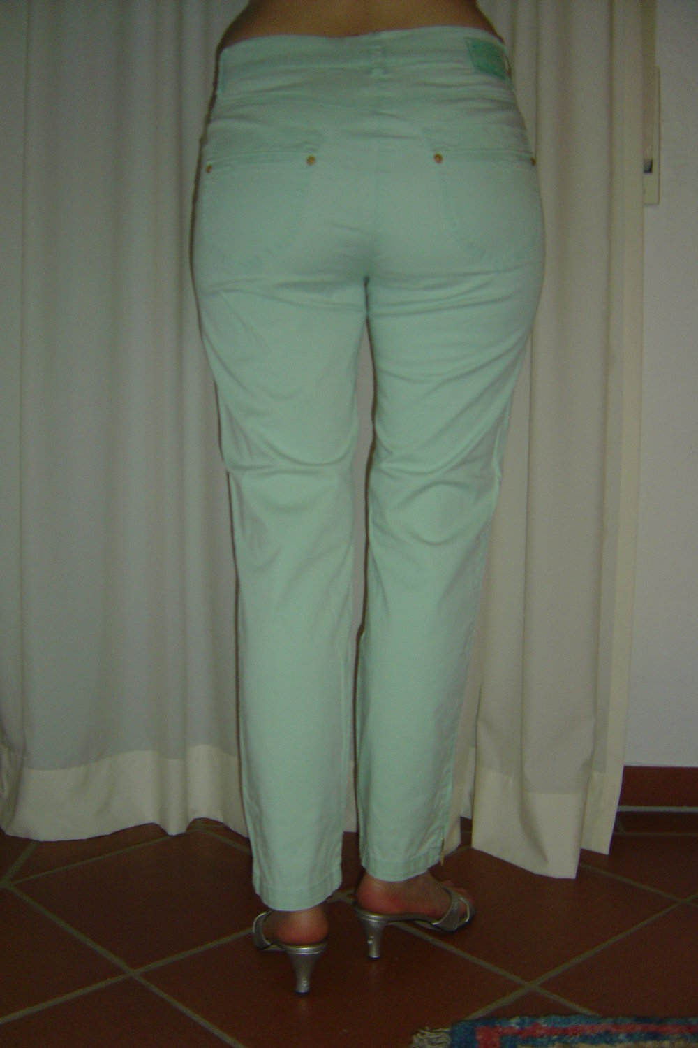 Türkisne dünne Röhrenhose von TONI, Modell Annabel, mit goldenen Reißverschlüssen unten