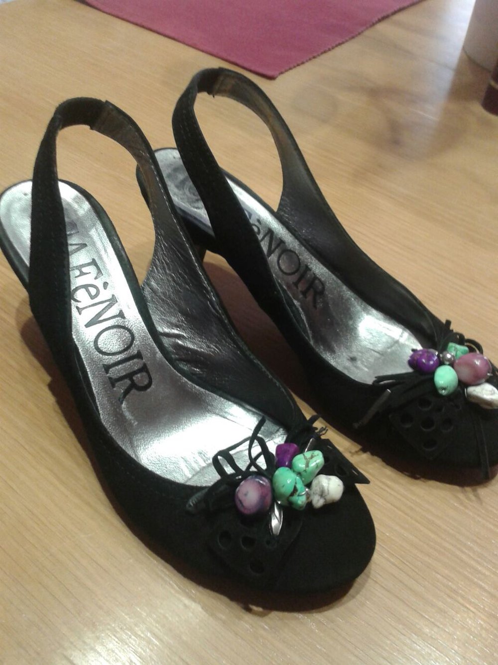 Schwarze Pumps mit Steinchen