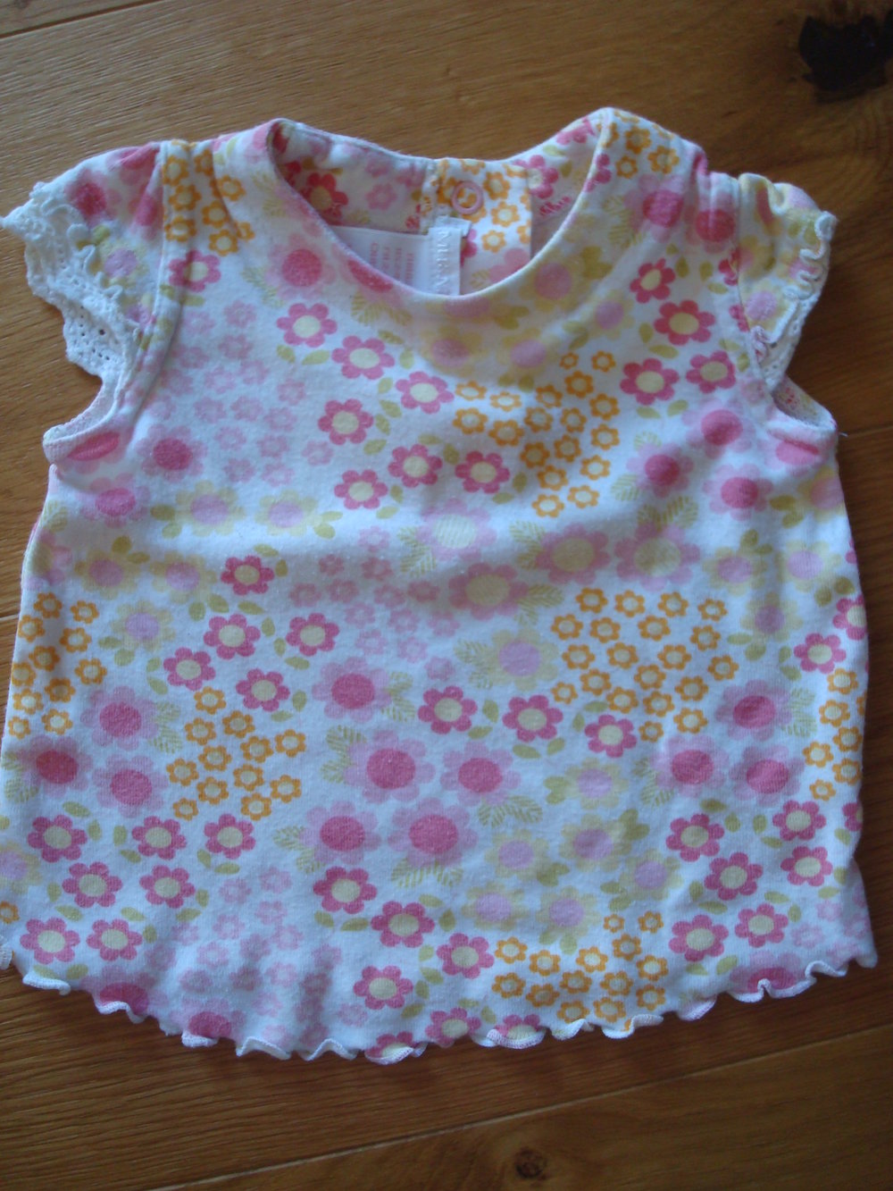 2 süße Oberteile mit Blumen Gr. 62
