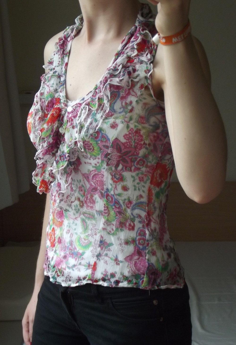 Bunte Bluse mit Rüschen und Knöpfen