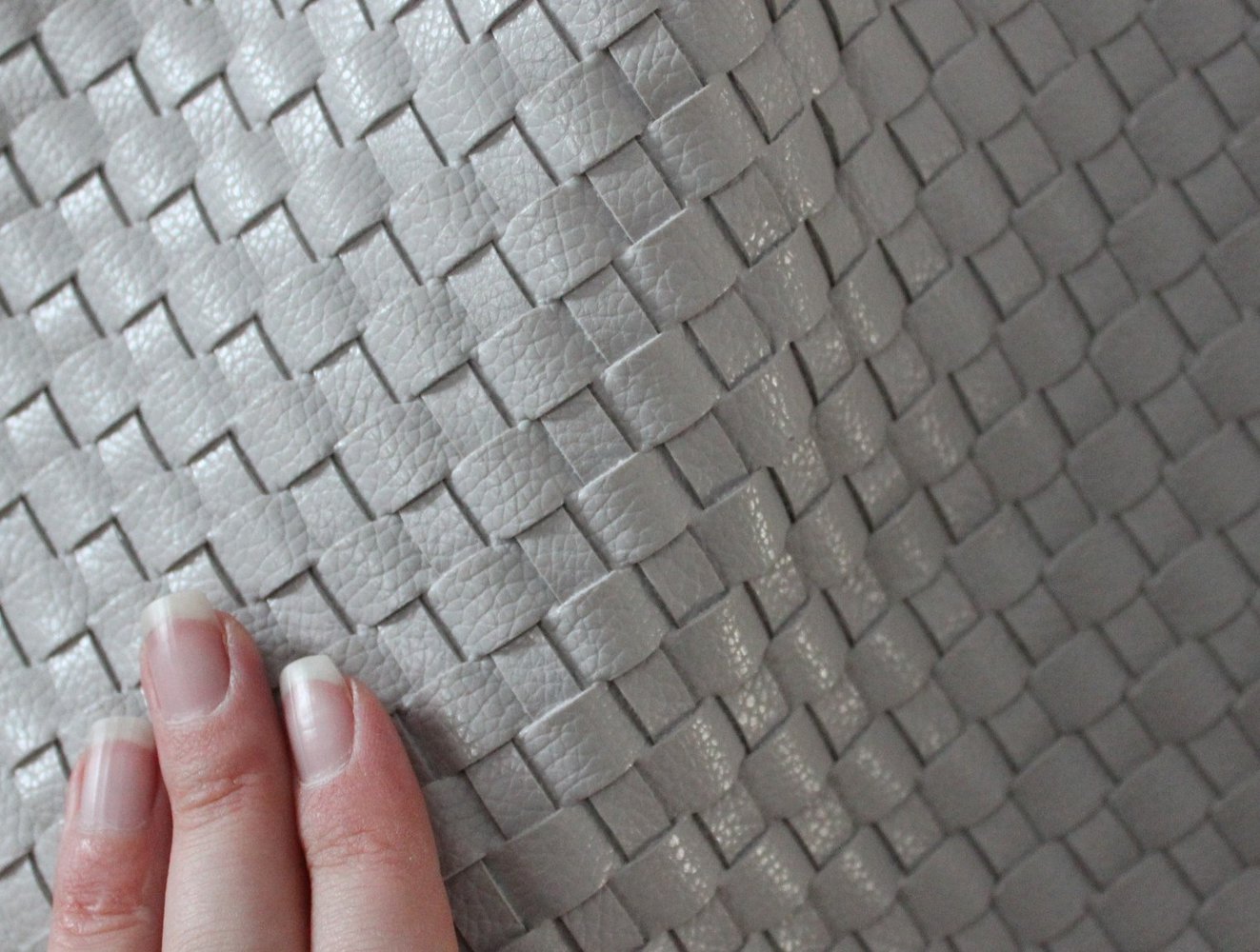 „gewebte“ Sommertasche in hellgrau aus Kunstleder