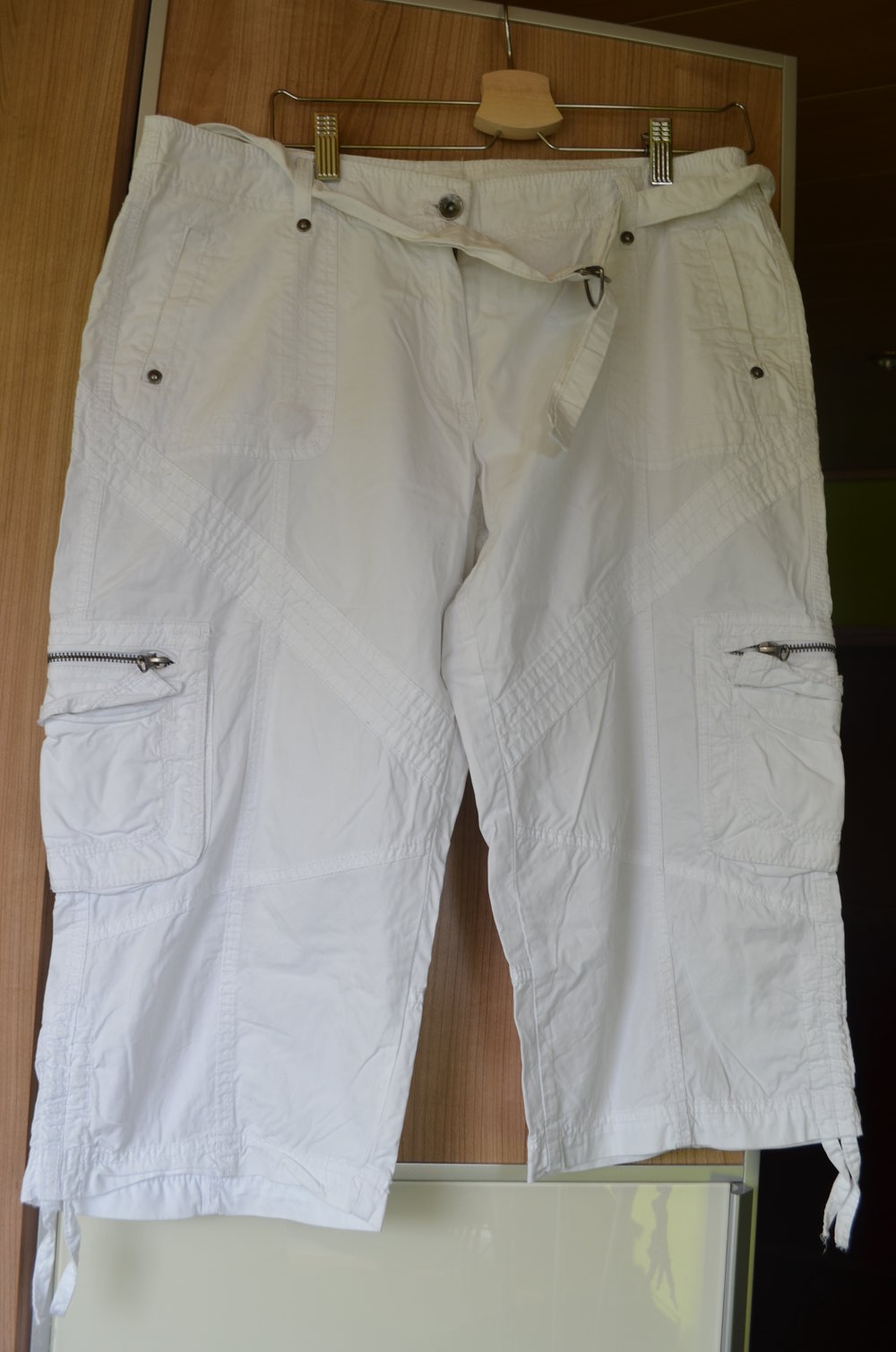 weiße kurze Stoffhose