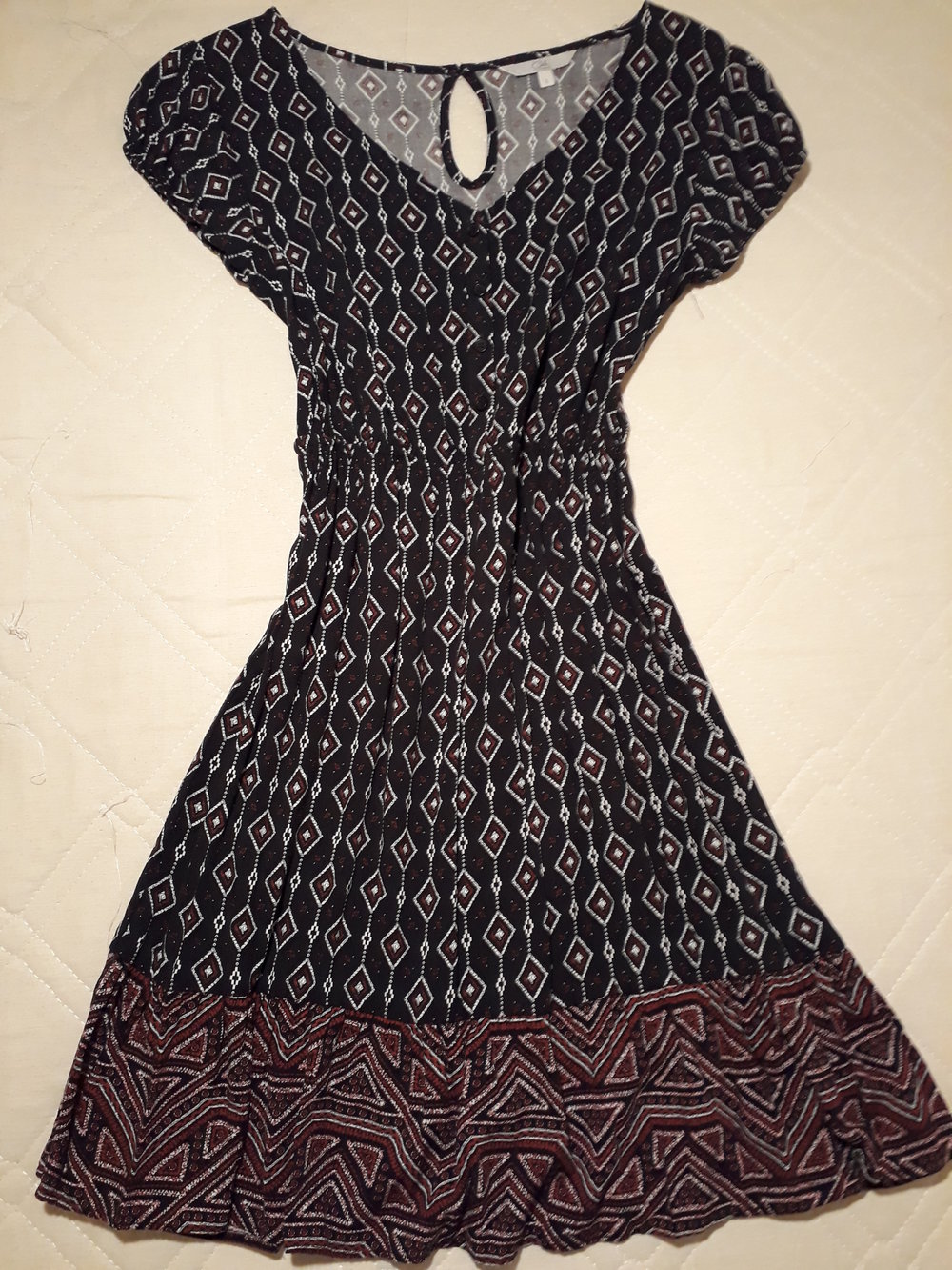 Süßes Kleid mit Ärmeln