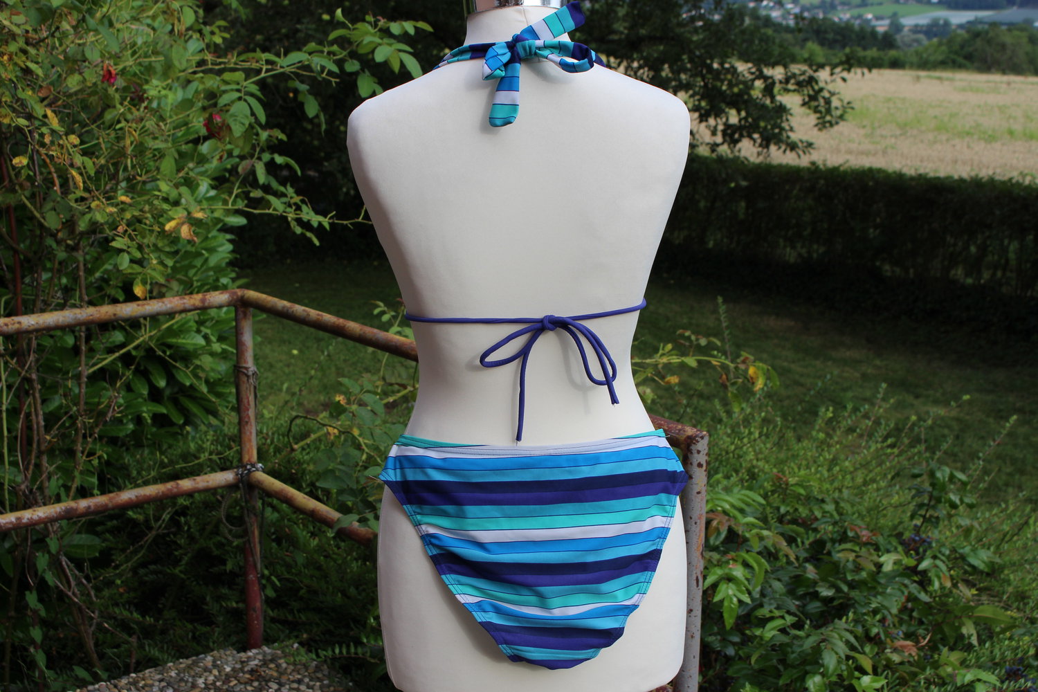 bunt gestreifter Bikini
