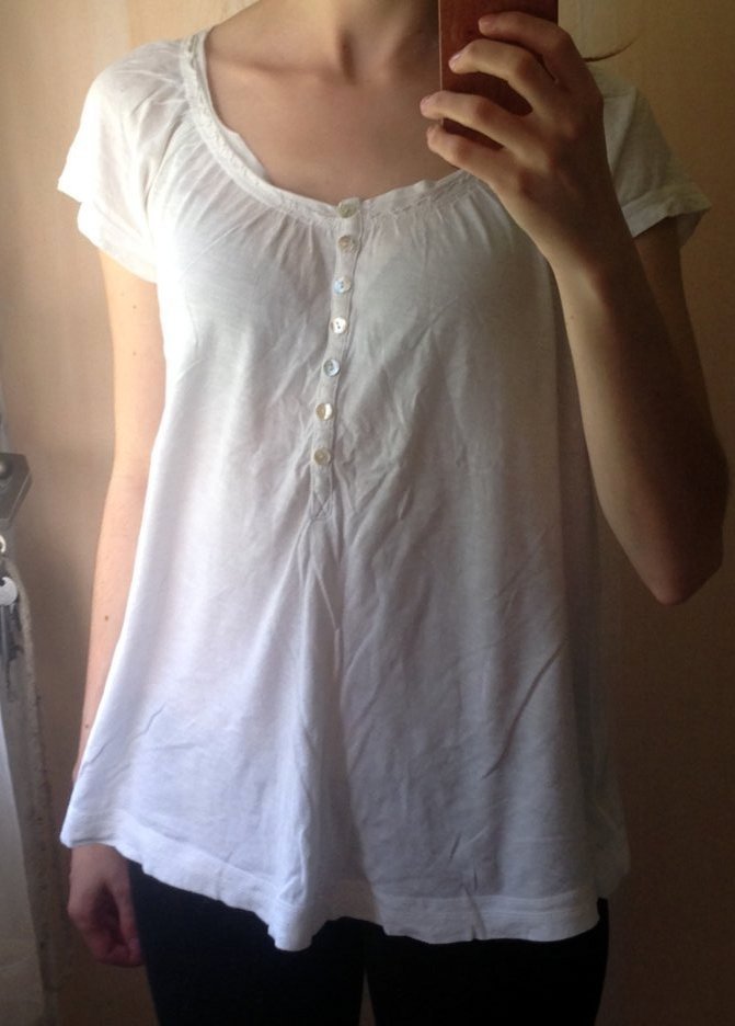 süßes, weißes Top mit Perlmuttknöpfen