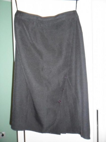 schwarzer Rock mit Falten