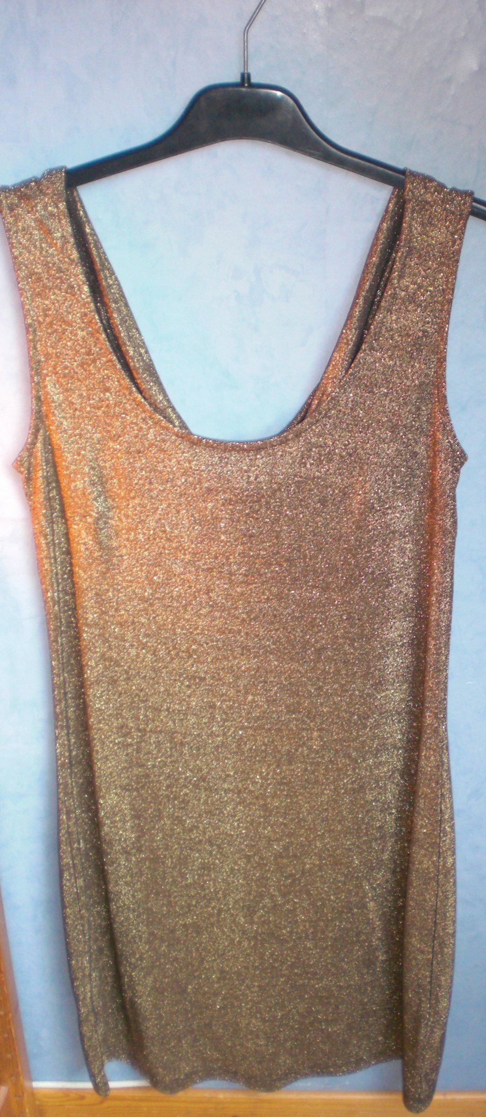 goldenes Kleid mit Wasserfall-Rücken