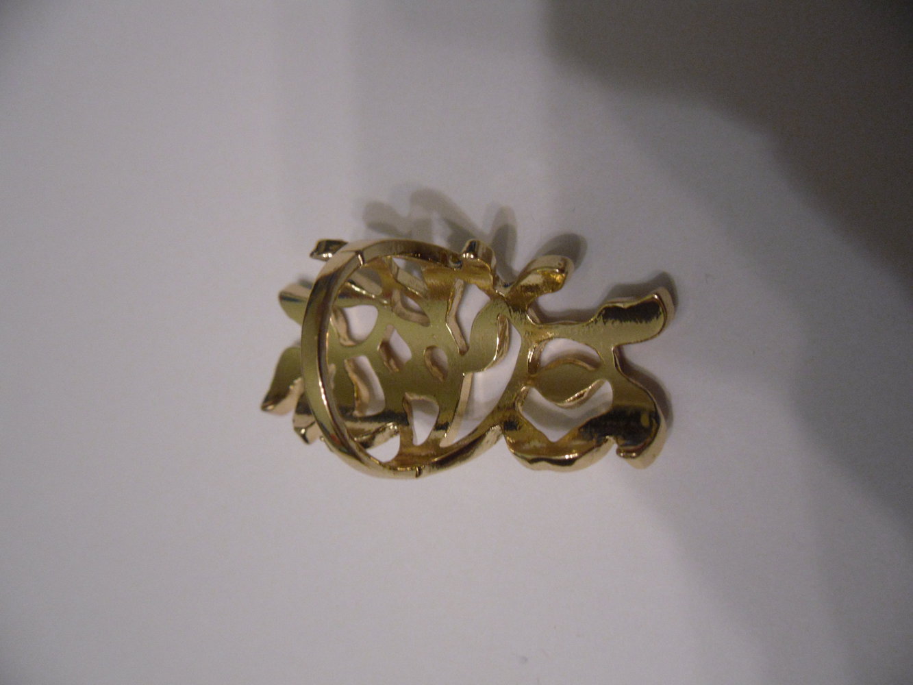 Goldener Ring in filigraner Blätteroptik mit weißen Strasssteinen