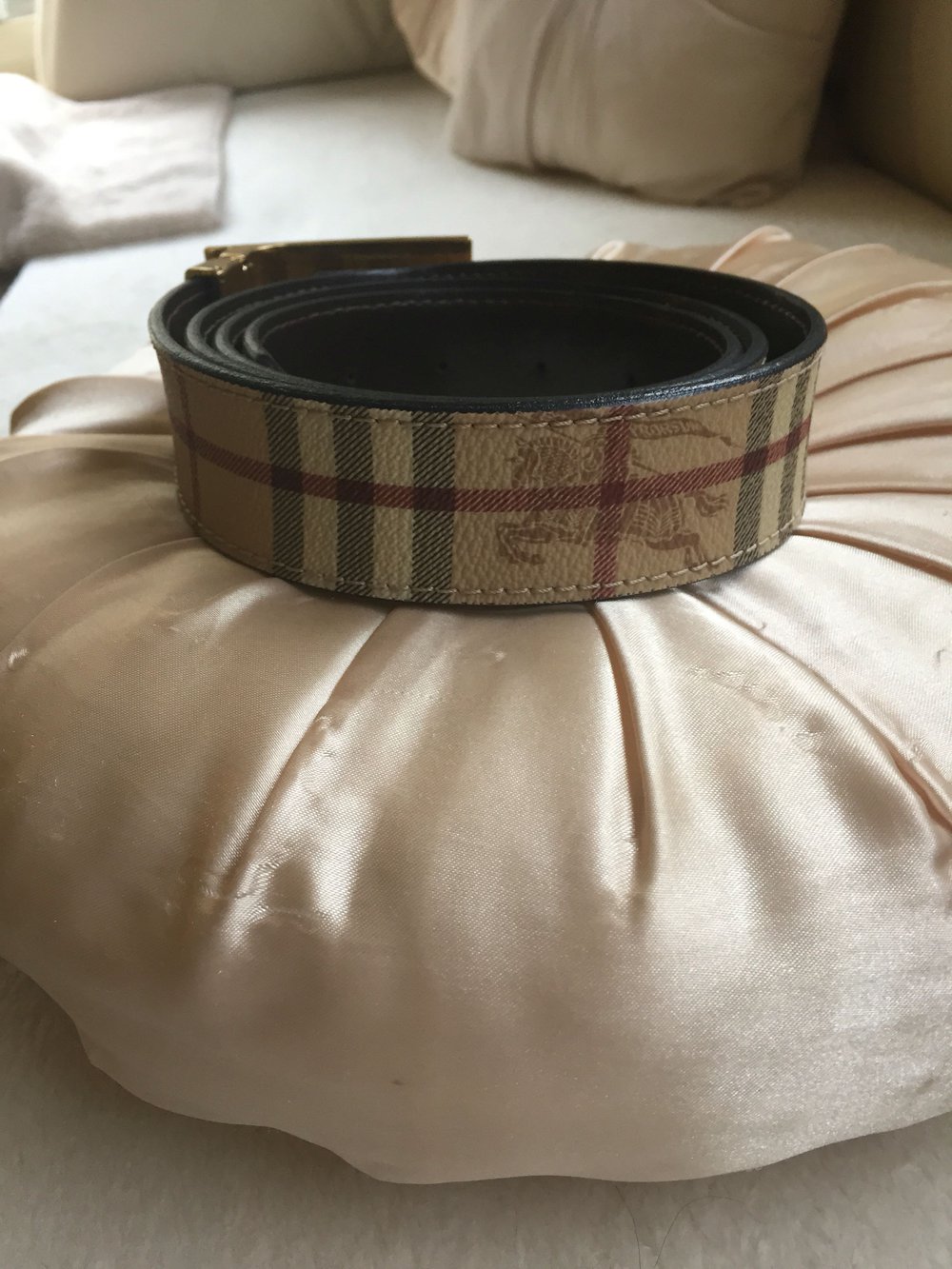 Original Burberry Gürtel 

Mit Karo Muster & goldene schnalle 

Sehr guter Zustand 

Länge 120


Keine Rücknahme 
Kein Umtausch 
Keine Gewährleistung da privat Kauf 