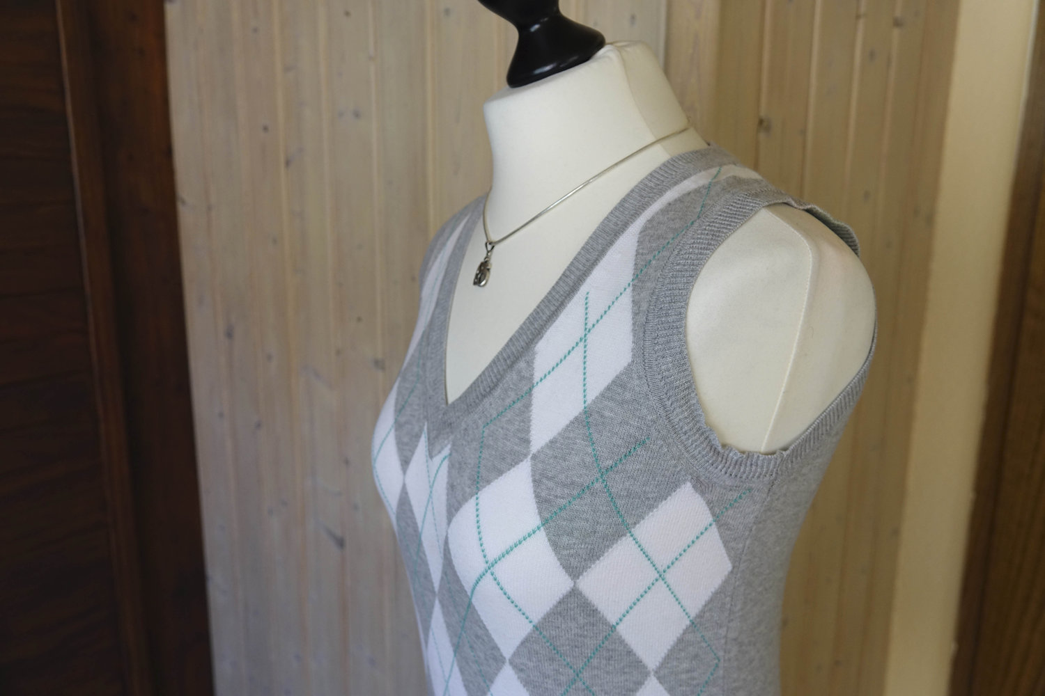 Grauer Strickpullunder