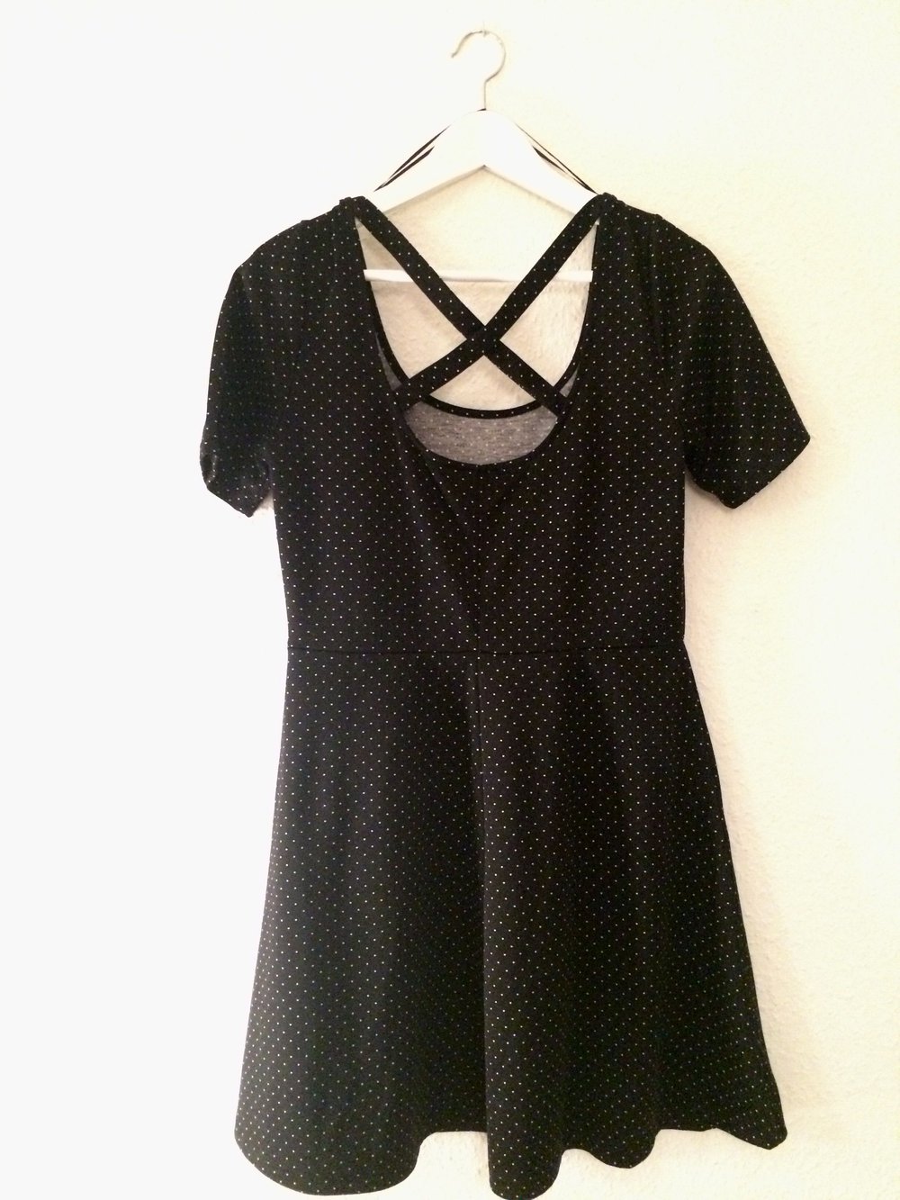 Schwarzes Kleid, gepunktet 