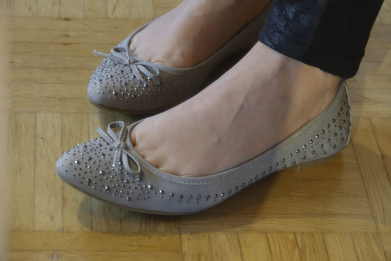 Schöne Ballerinas mit Steinchen