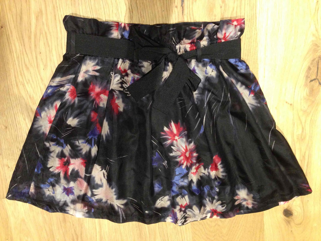 verspielter, blumiger Seidenrock von Sisley