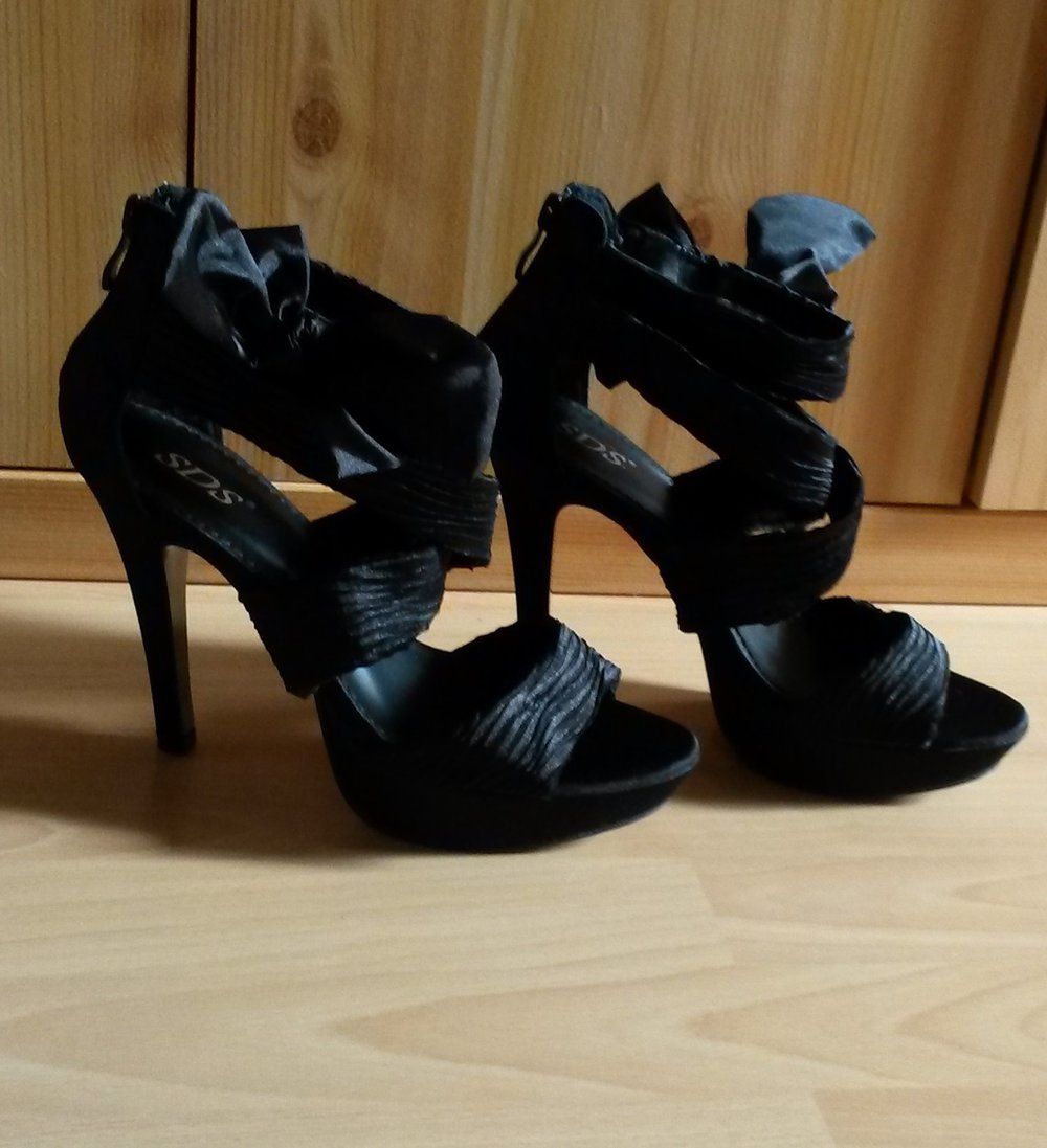 sexy schwarze Highheels mit Schleife