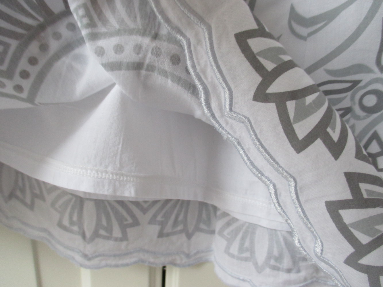 Velvet Kitten, weißer Rock mit grauen Bordüren und Print, hoher Bund, Gr. S, 100 % Baumwolle, gefüttert