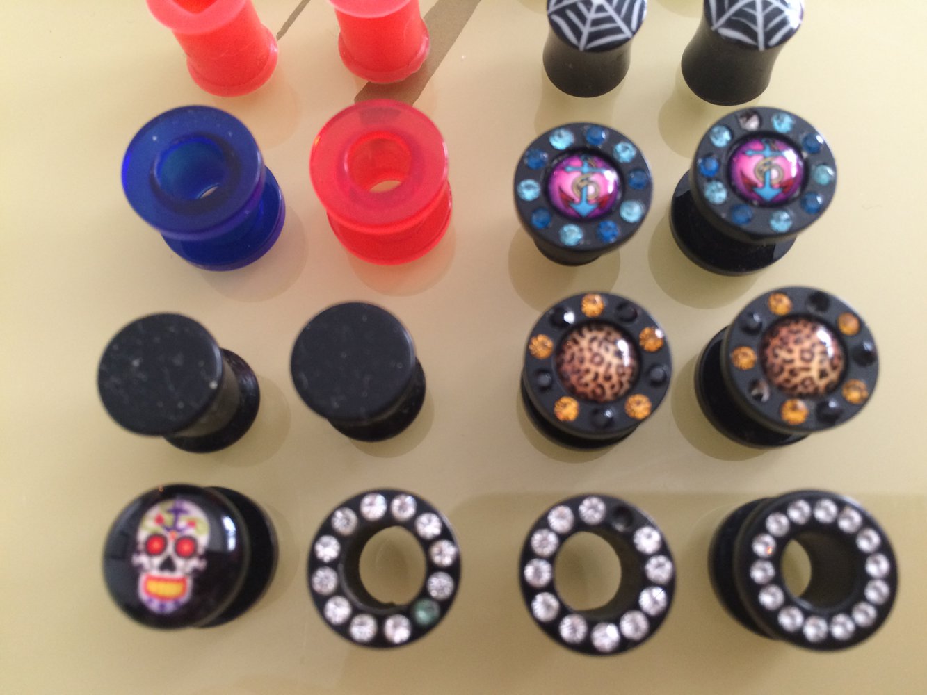 verschiedene 8mm 0,8cm Plugs Tunnel Glitzer leo