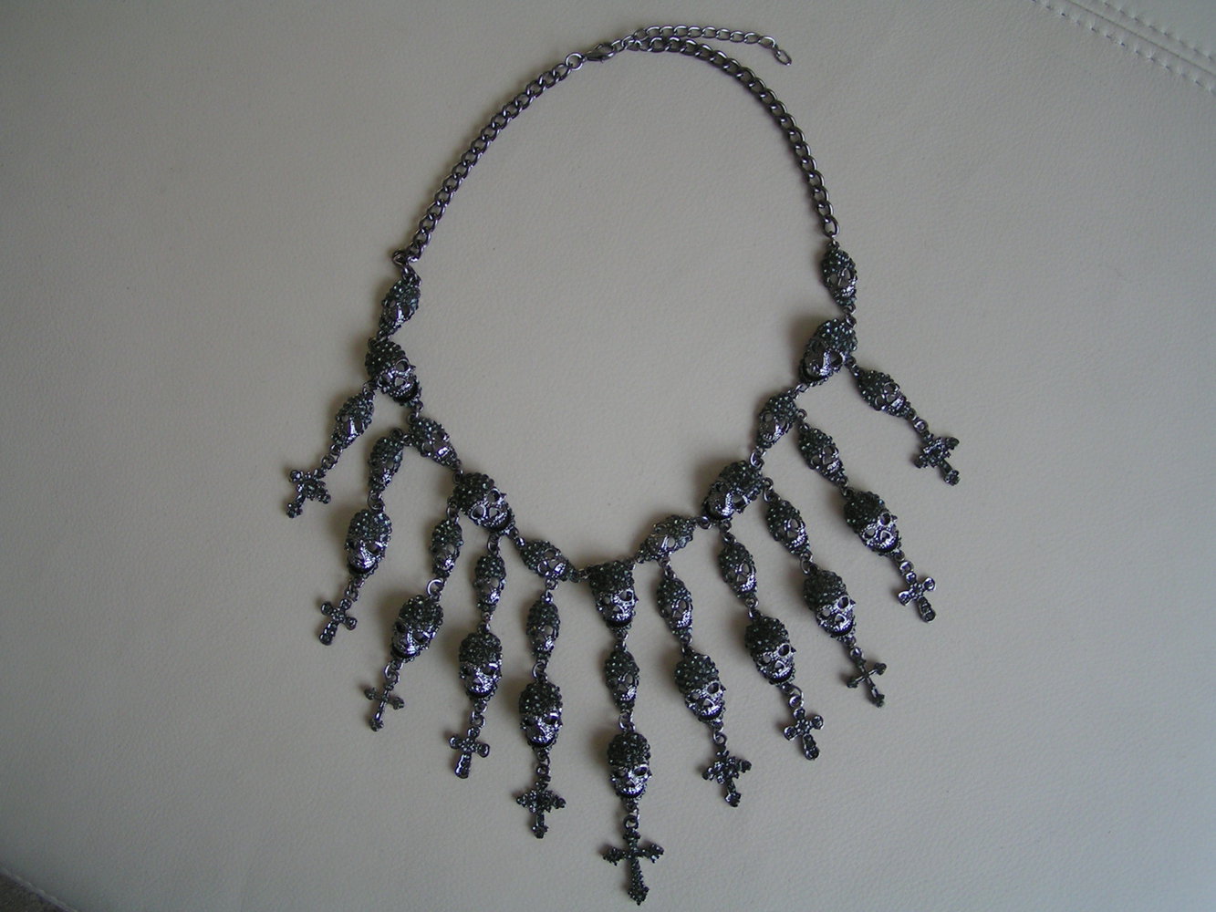 Traumhaft schöne Totenkopf Kreuz Kette Collier grau