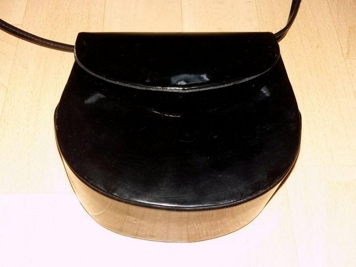 kleine Tasche / Umhängetasche / Schultertasche * schwarz / Lack * halbrund * Vintage