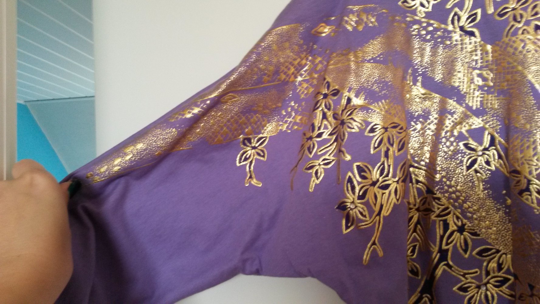 Shirt, Gr. 42/44, lila mit goldenem Aufdruck