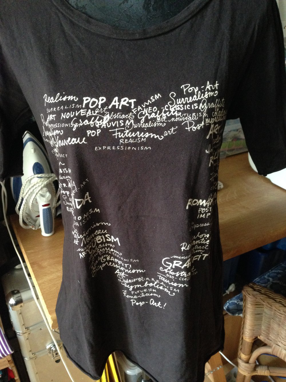 schwarzes T- shirt mit weißem Aufdruck