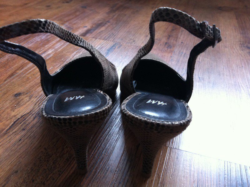 Hohe Schuhe mit braunen schlangenledermuster von H&M, braune Stilettos
