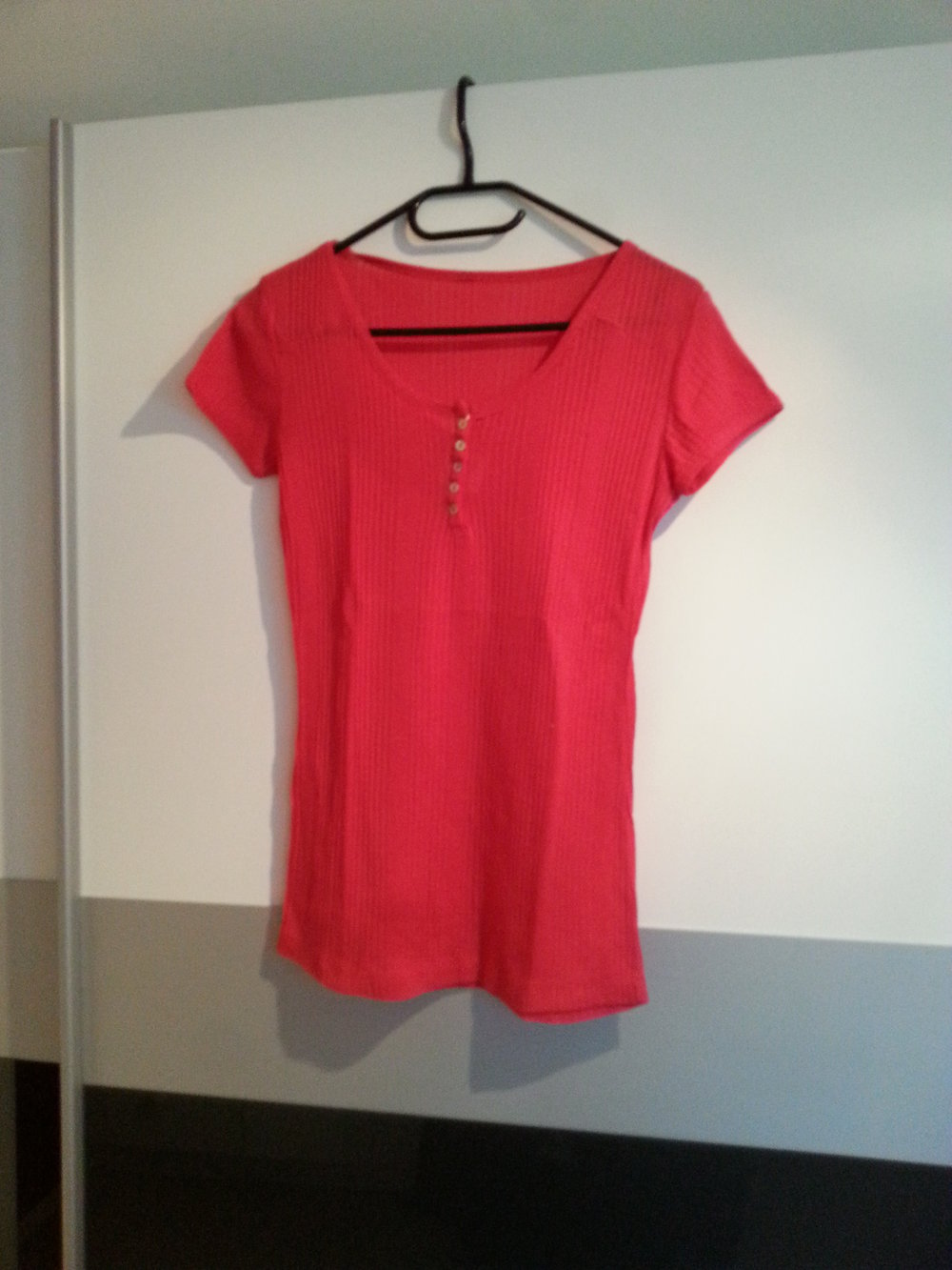 Pinkes T-Shirt mit Knopfleiste und Struktur