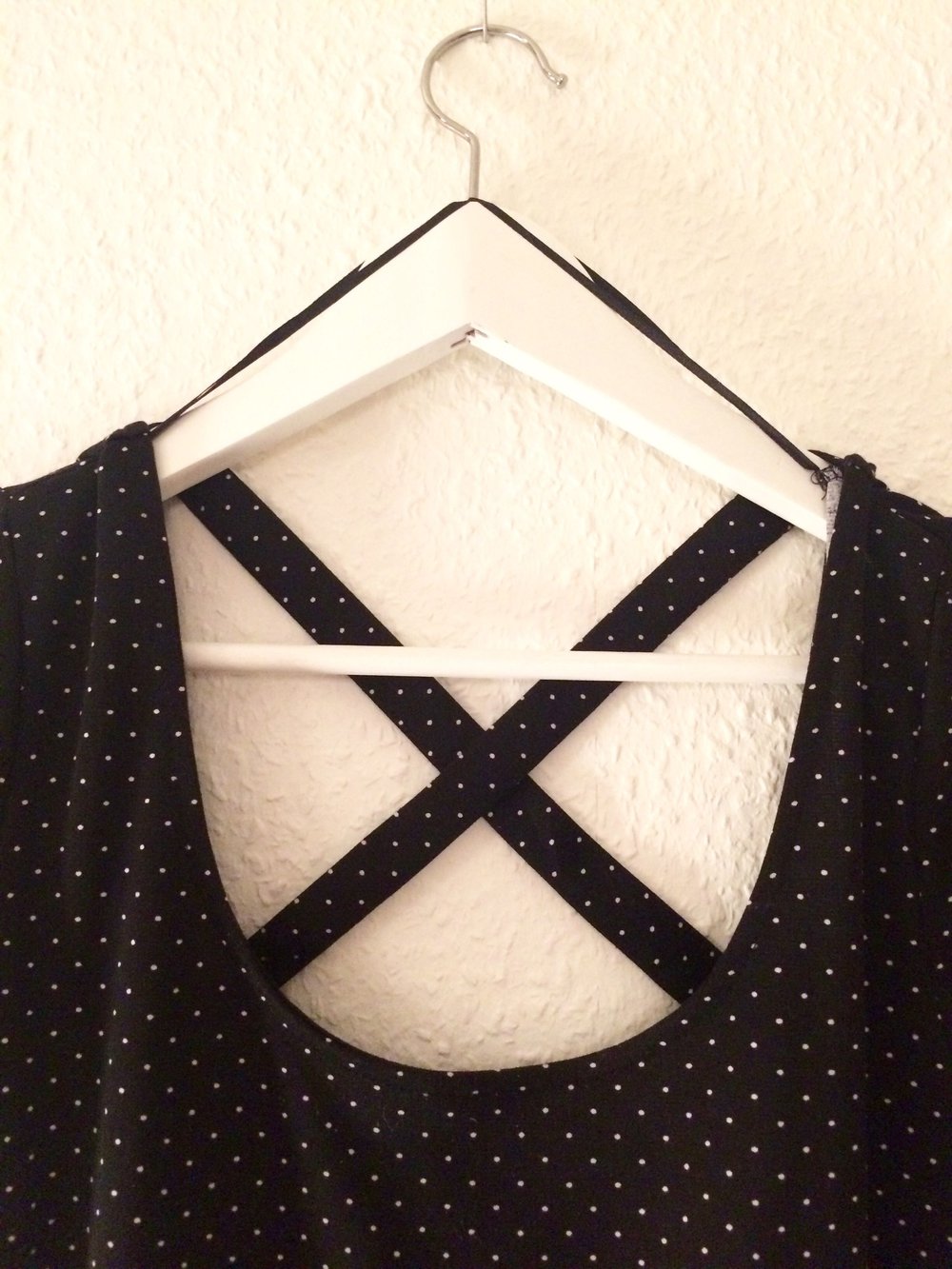 Schwarzes Kleid, gepunktet 