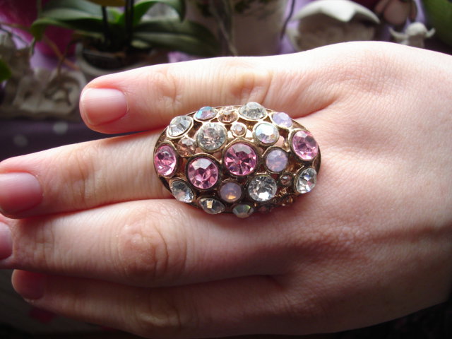 Schöner Ring god mit rosa und weißen Steinchen 