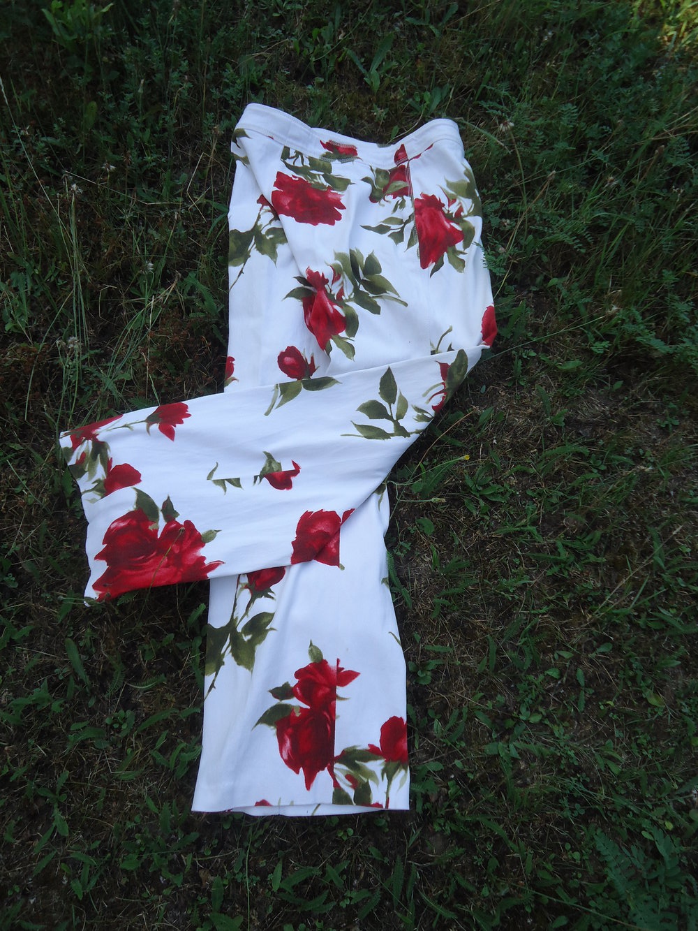 Weite Stretchhose mit Blumenprint