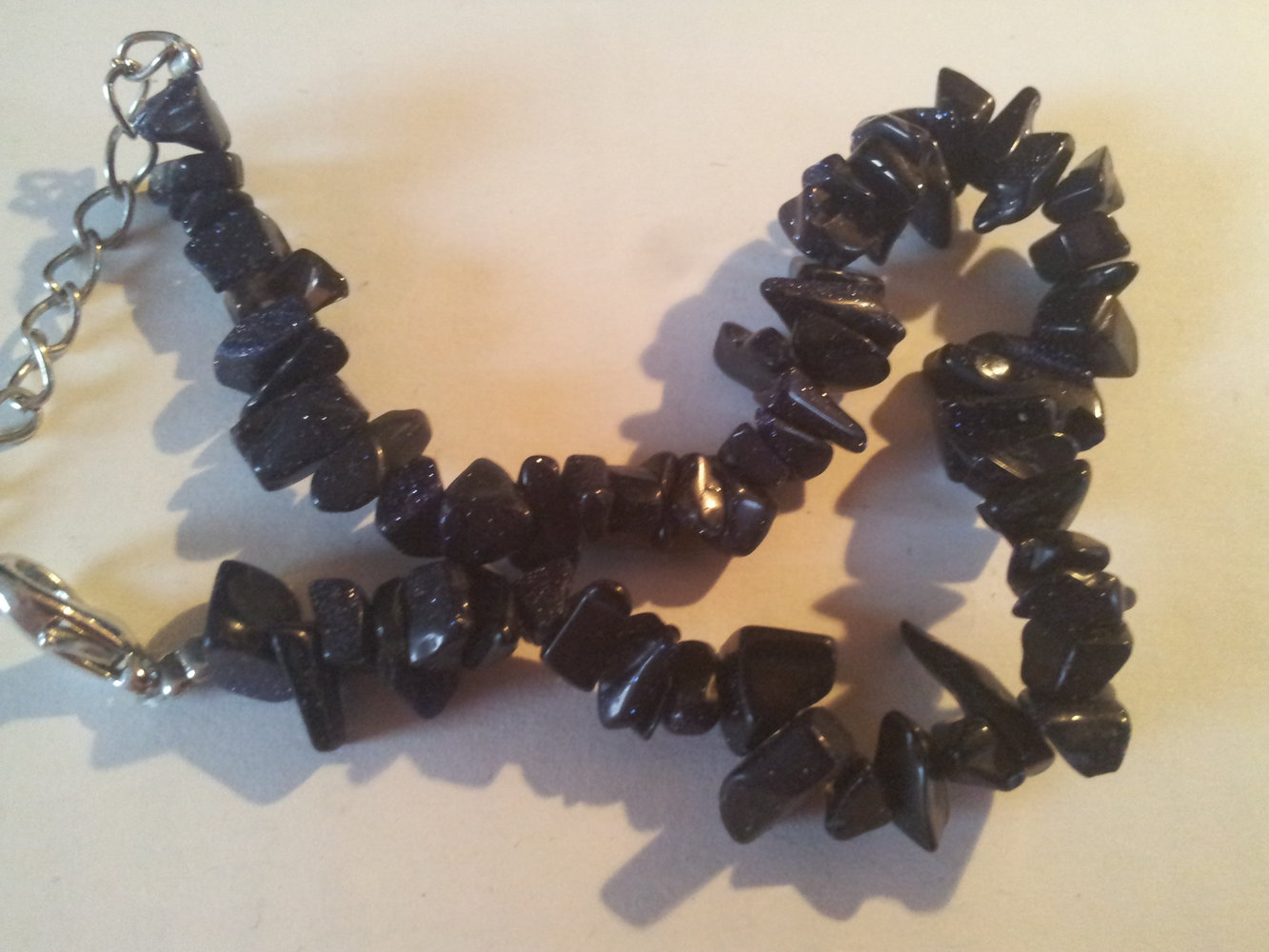 Armband mit schwarz glitzernden Steine, neu