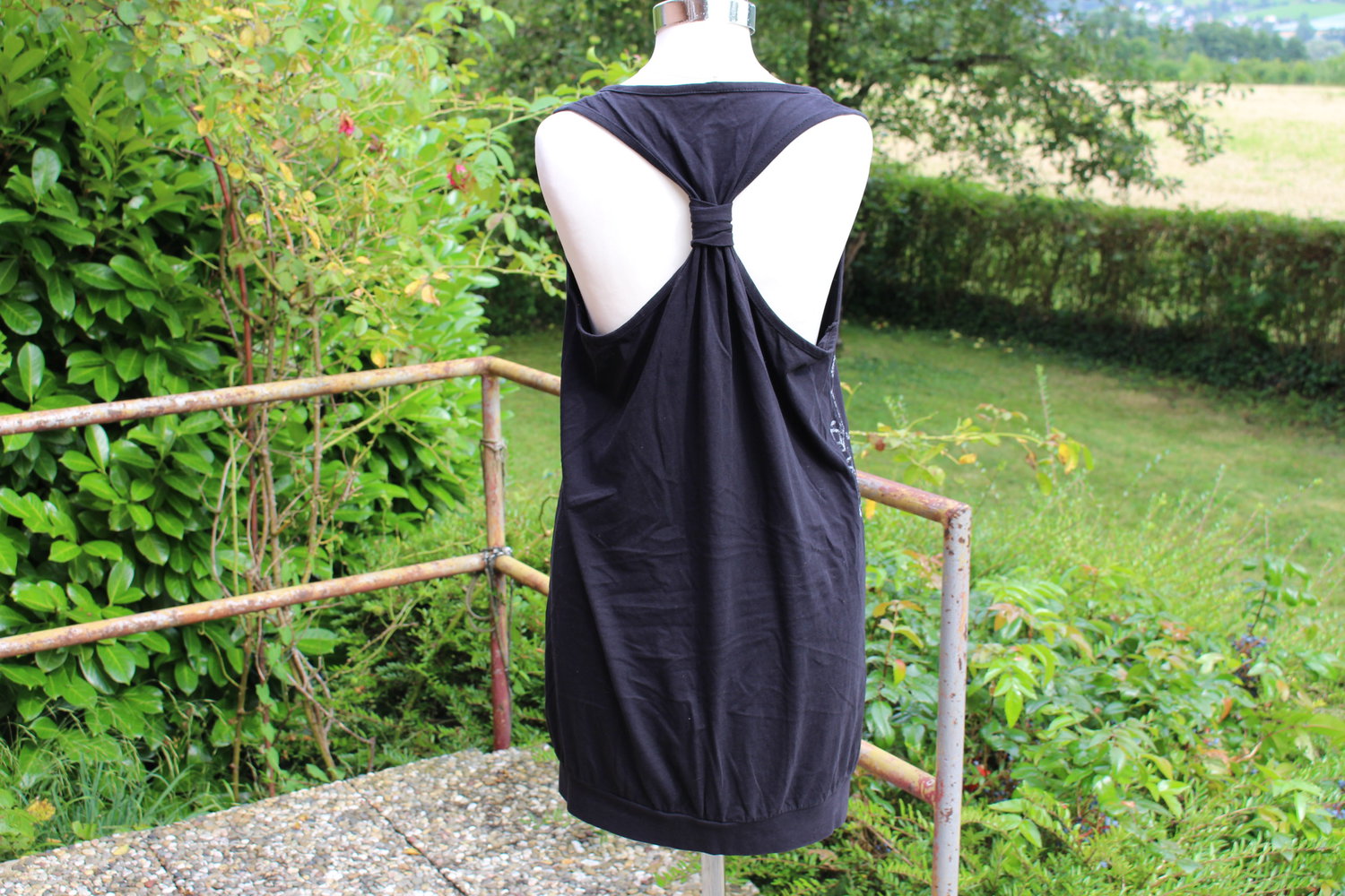 schwarzes Top mit Muster