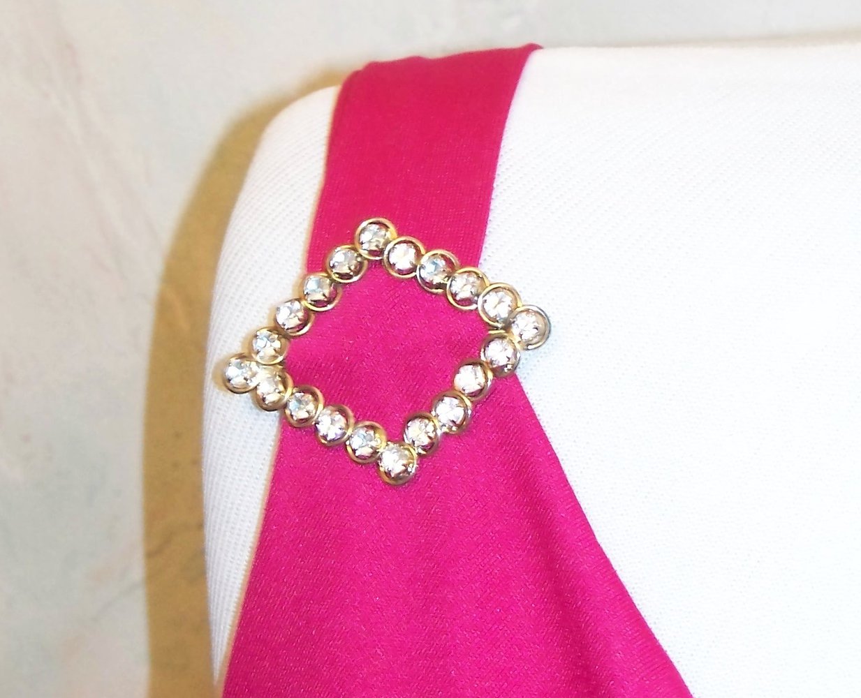 MISS IVY// Schickes Party-Top (pink) mit glitzernder Brosche Gr. 36/38