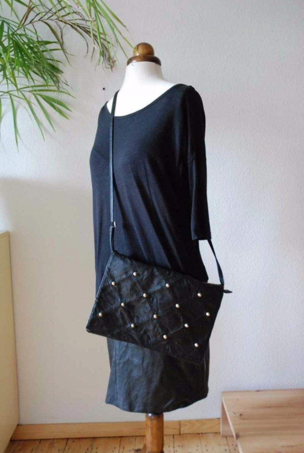 Clutch / Handtasche schwarzes Leder und goldene Nieten