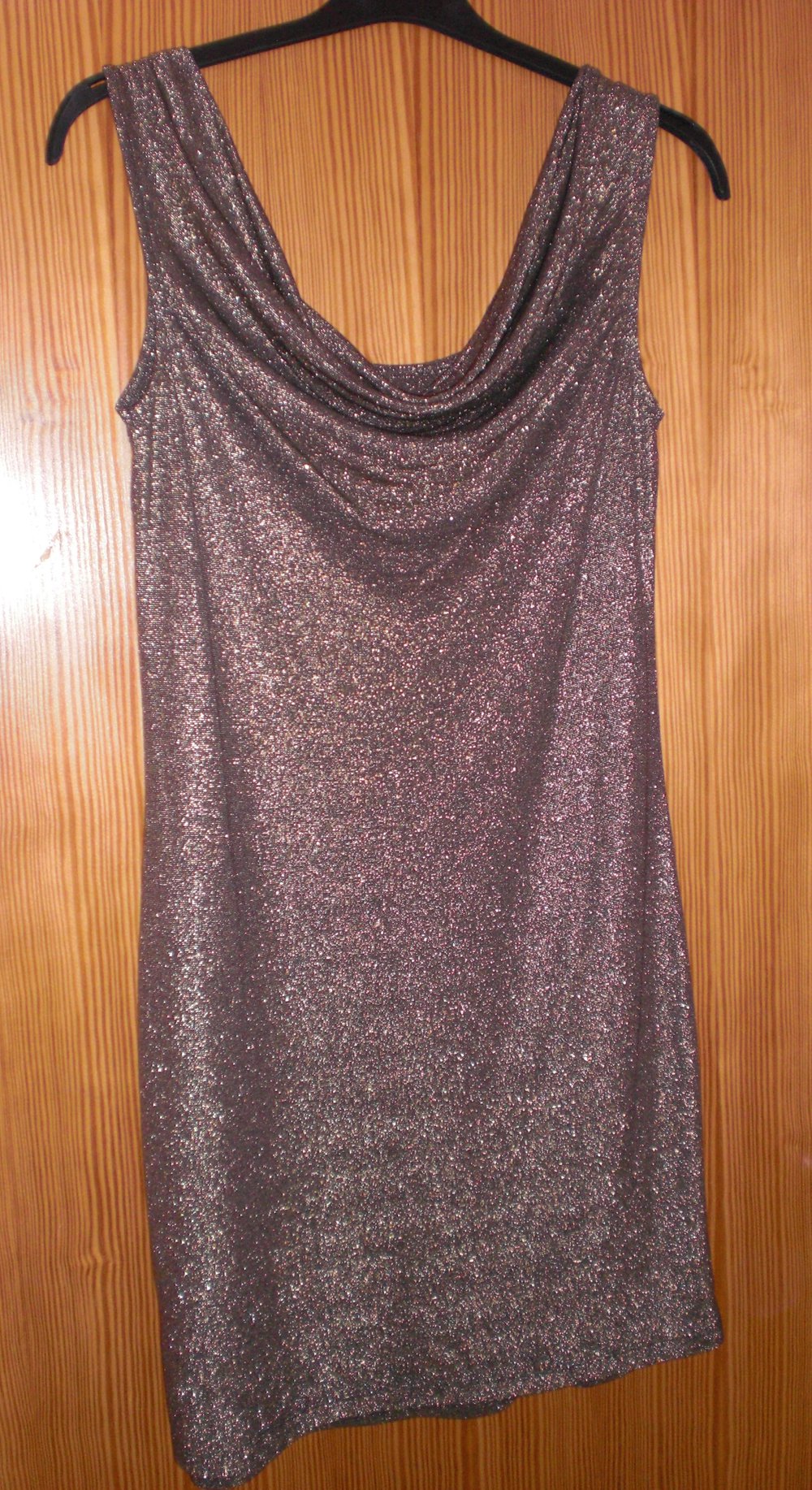 goldenes Kleid mit Wasserfall-Rücken