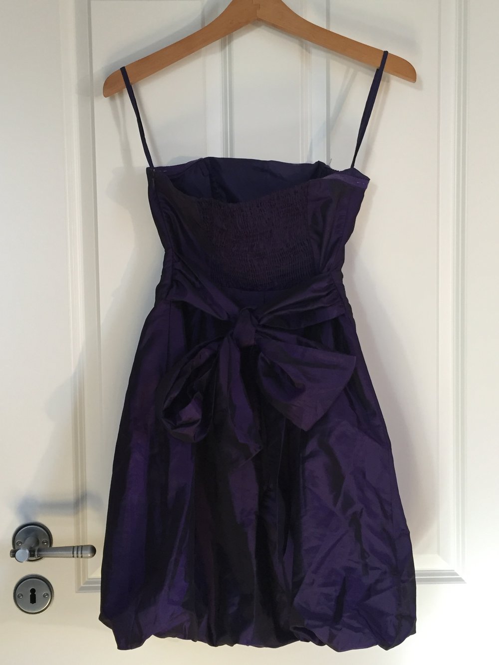 Trägerloses Kleid (Abendkleid, Abtanzball, Abiball) lila mit großer Schleife