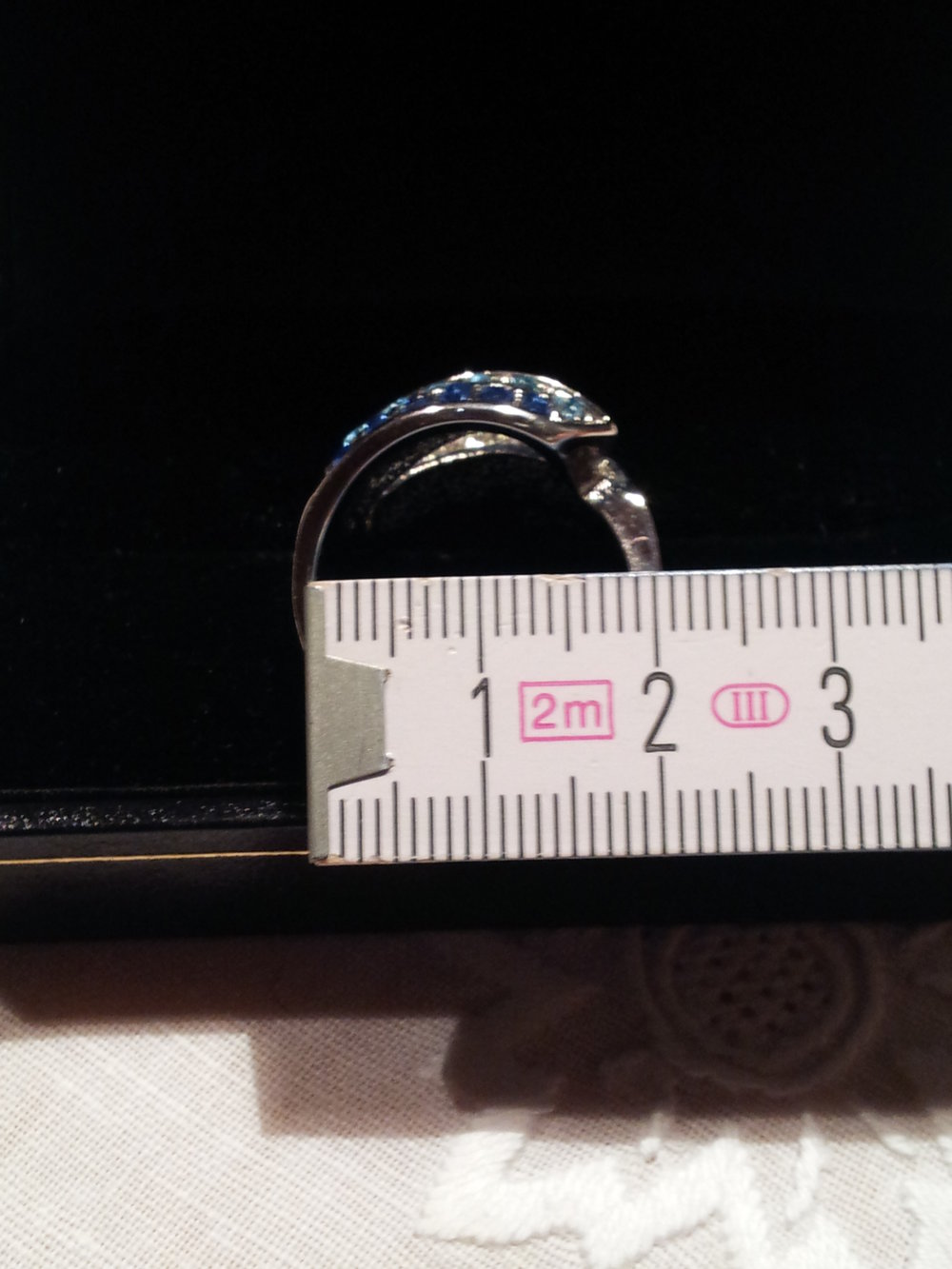 Ring mit blauen Steinen, Strass, filigran, Silber, 