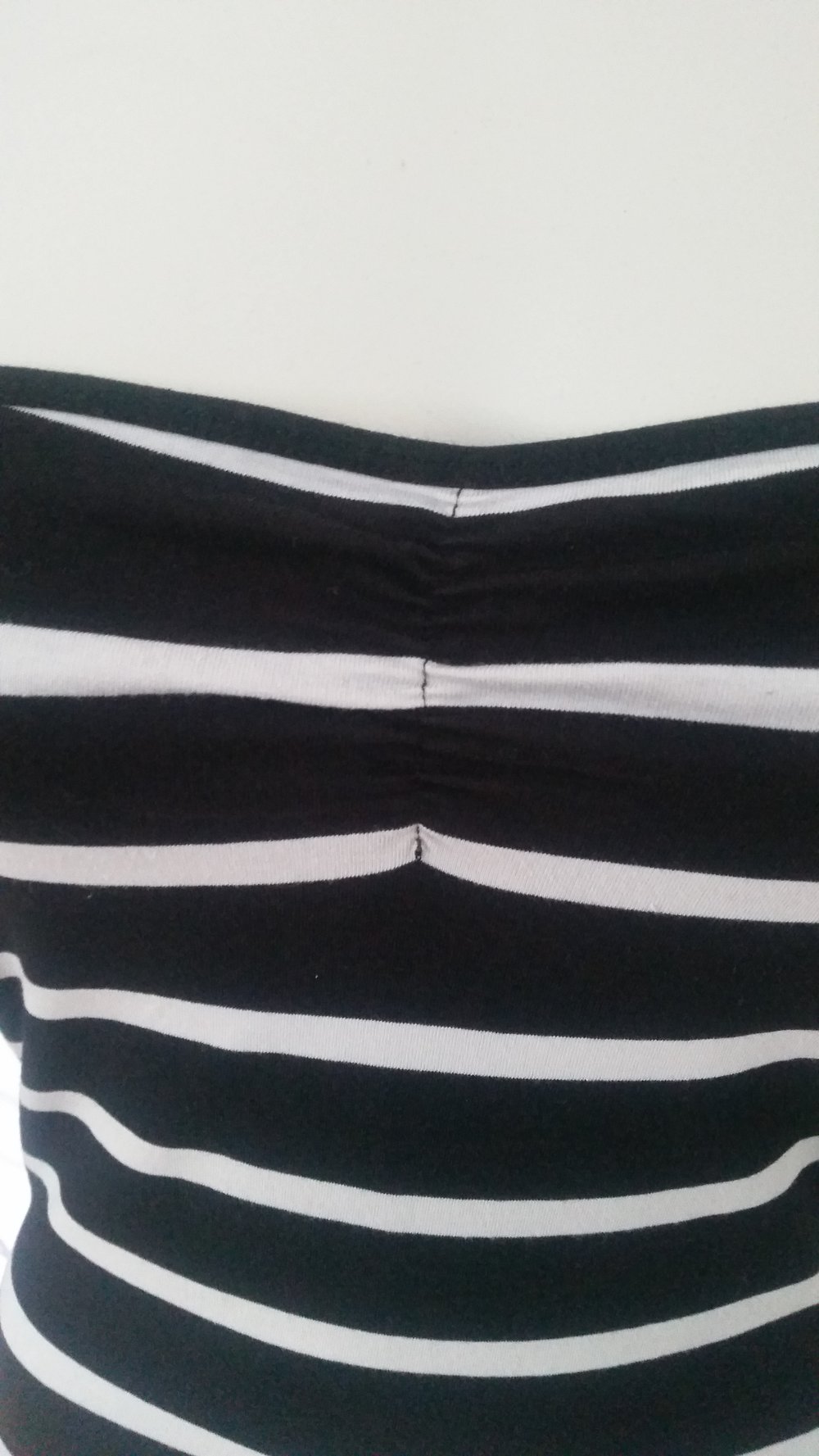 Schwarz-weißes kurzes Schlauch-kleid