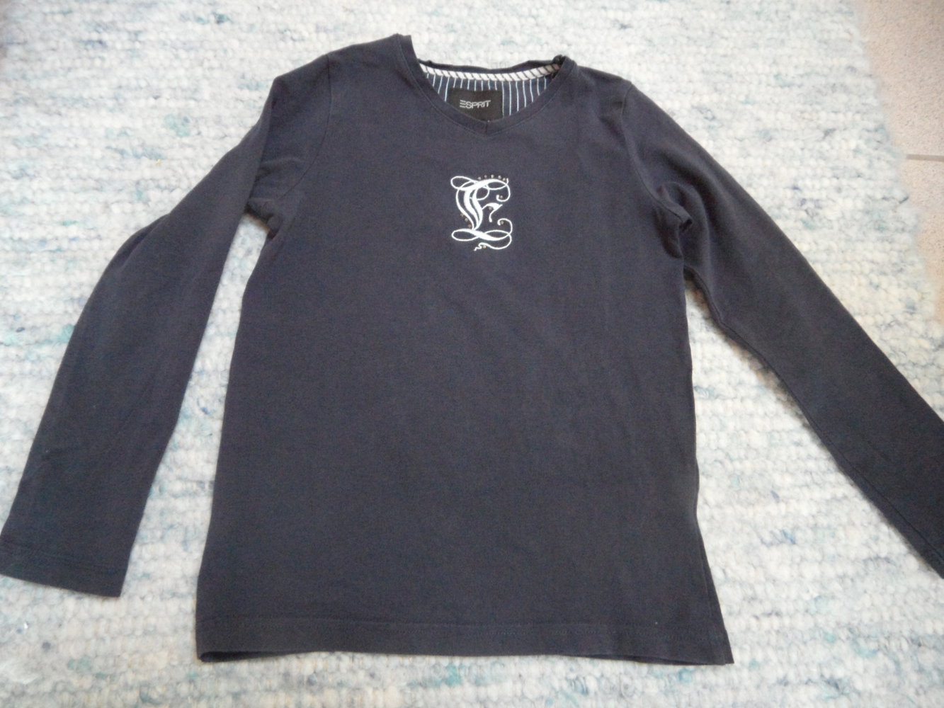 Esprit Langarmshirt mit Buchstabe E