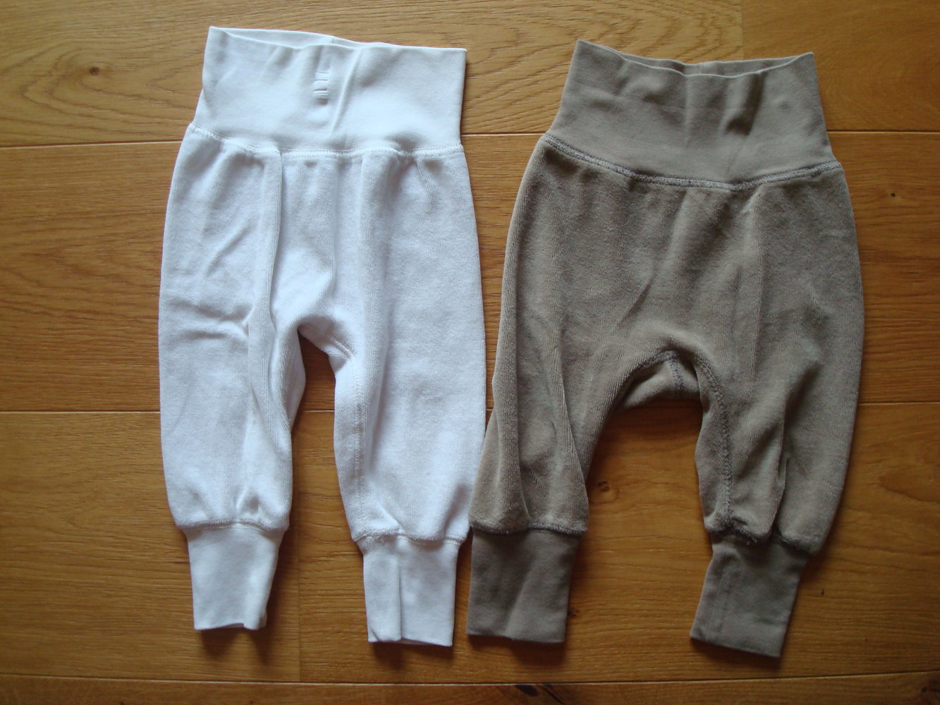 2 süße Pumphosen in neutralen Farben Gr. 62
