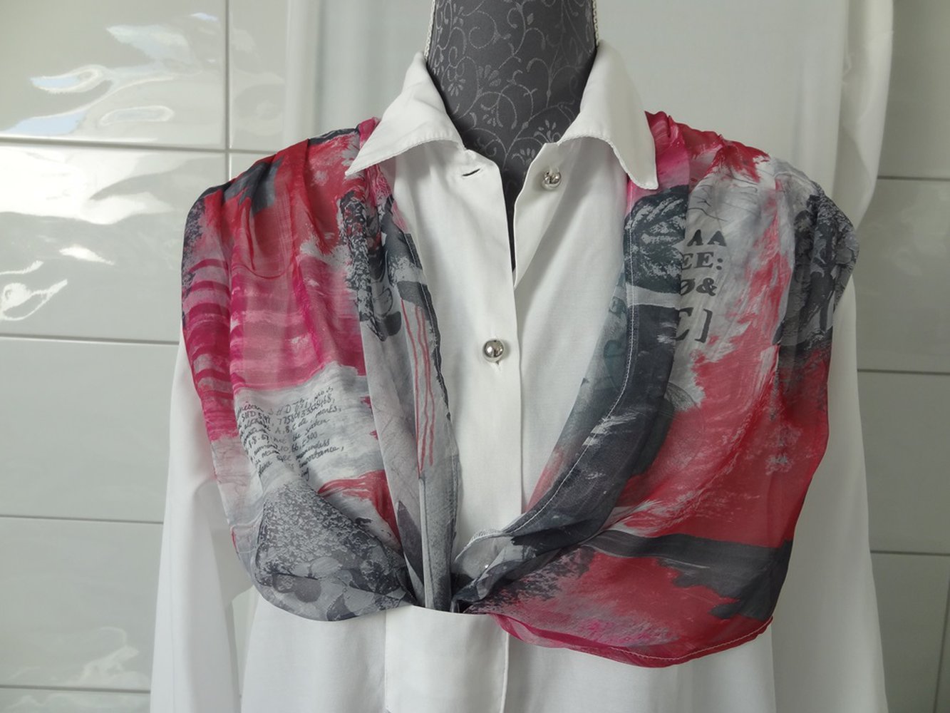 Schicke Bluse mit angenähtem Tuch in Gr. M