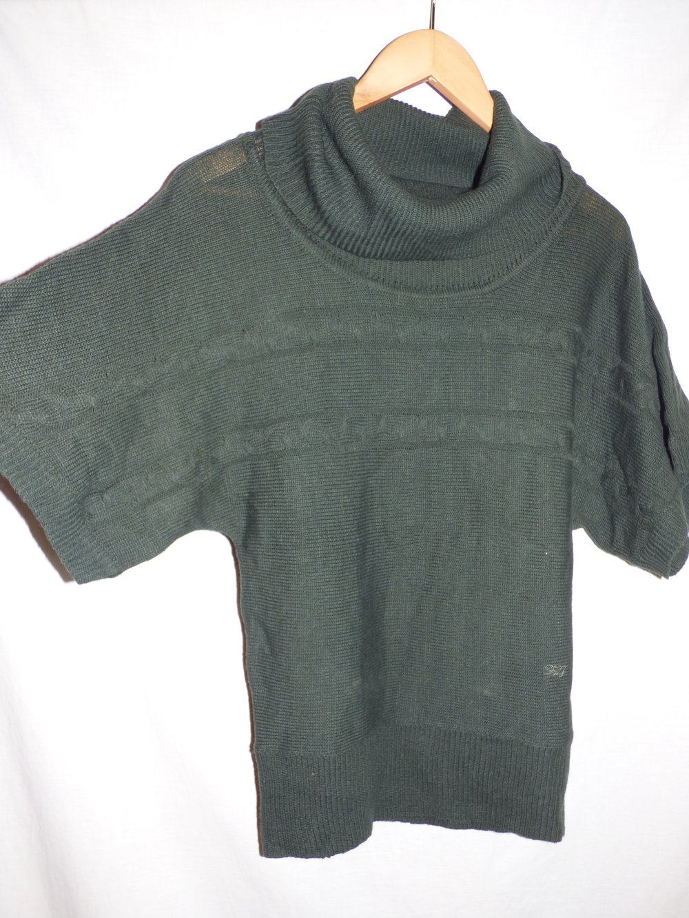 Grünes Shirt mit Strickmuster und weitem Kragen