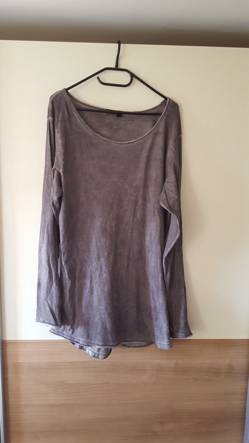 Grauer längerer Pullover