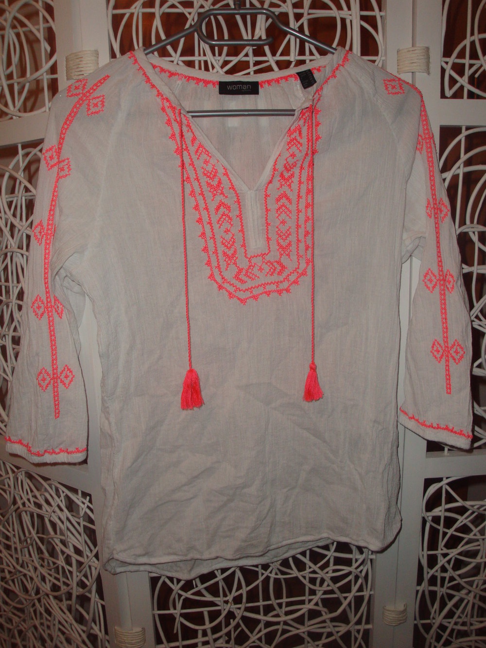 weiße Bluse mit pinken Stickerein