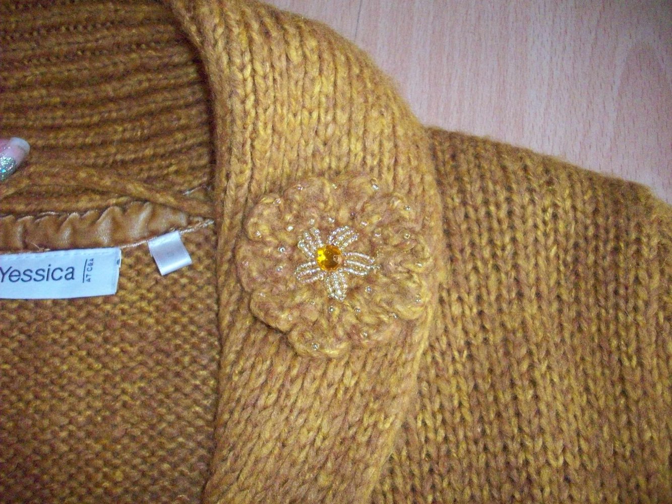 Kuschelige Retro Strickjacke orange, ocker, mit Blümchen am Kragen, Gr. 36