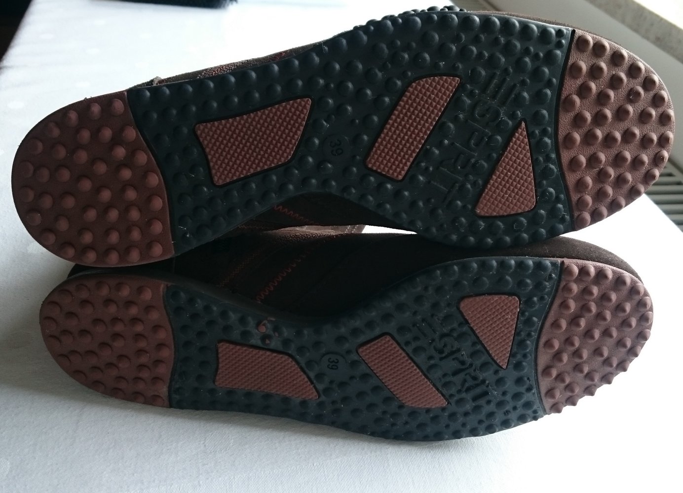 sportliche, braune Stiefel ohne Absatz