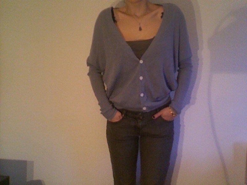 Taubenblauer Fledermausärmel Cardigan mit nude farbenen Knöpfen